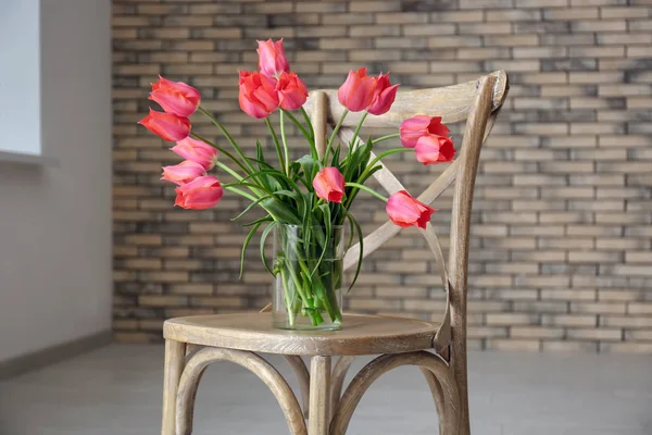 Váza Krásné Tulipány Dřevěné Židli Doma — Stock fotografie