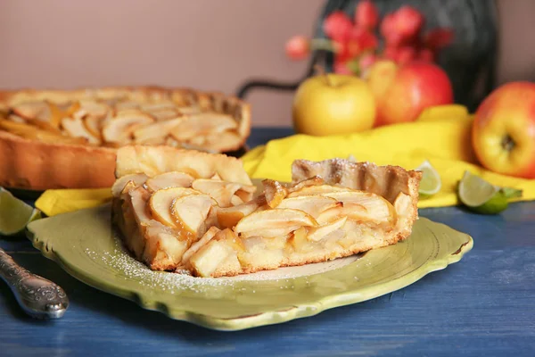 Bord Met Stukken Van Lekkere Zelfgemaakte Appeltaart Tafel — Stockfoto