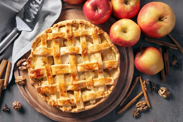 Plateau Bois Avec Tarte Aux Pommes Savoureuse Sur Table — Photo