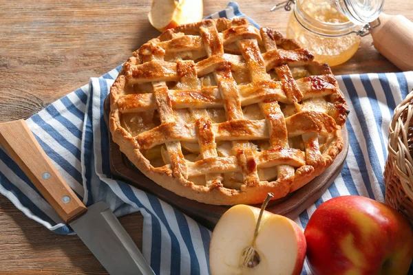 Holzbrett Mit Leckerem Apfelkuchen Auf Dem Tisch — Stockfoto