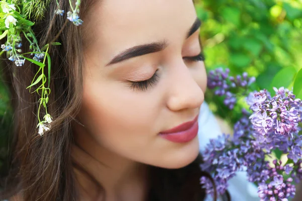 Hermosa Mujer Joven Con Flores Flor Día Primavera — Foto de Stock