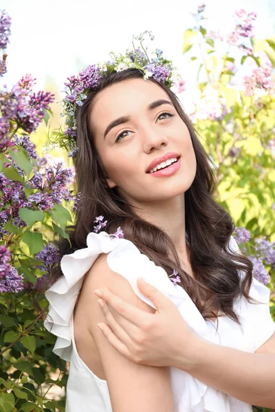 Hermosa Mujer Joven Con Corona Flores Cerca Arbusto Floreciente Soleado — Foto de Stock