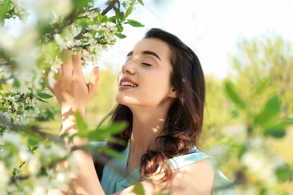 Krásná Mladá Žena Poblíž Kvetoucí Strom Slunečný Jarní Den — Stock fotografie