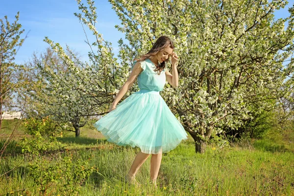 Mulher Bonita Perto Árvore Florescente Dia Ensolarado Primavera — Fotografia de Stock