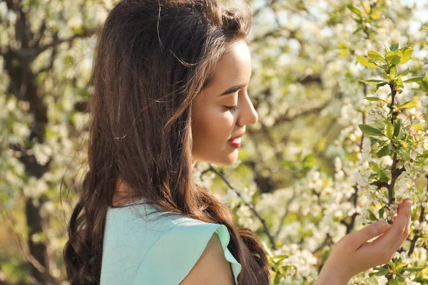 Vacker Ung Kvinna Nära Blommande Träd Solig Vårdag — Stockfoto