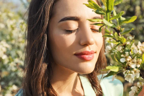 Vacker Ung Kvinna Nära Blommande Träd Solig Vårdag — Stockfoto