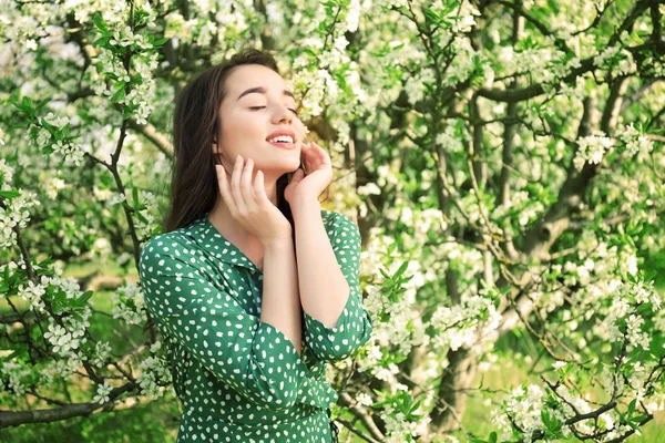 Vacker Ung Kvinna Nära Blommande Träd Solig Vårdag — Stockfoto