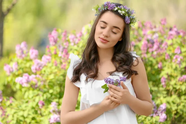 Hermosa Mujer Joven Con Corona Flores Cerca Arbusto Floreciente Soleado — Foto de Stock