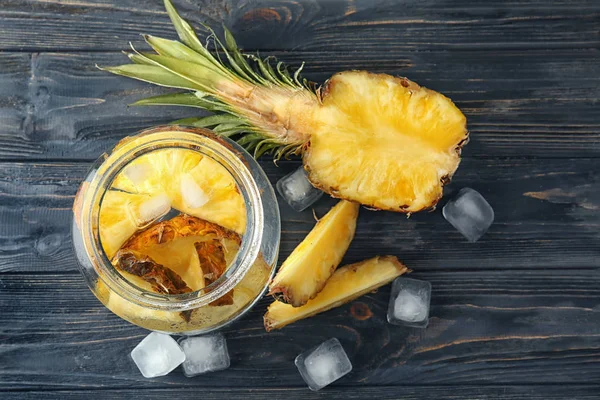 Skleněná Dóza Plátky Chutné Ananas Kostky Ledu Dřevěné Pozadí — Stock fotografie
