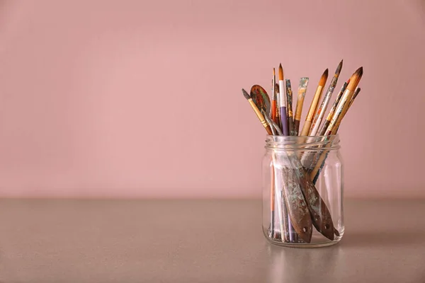 Glazen Pot Met Set Borstels Tafel Tegen Een Achtergrond Met — Stockfoto