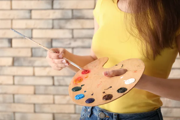 Beautiful Female Artist Brick Wall Closeup — Stock Photo, Image