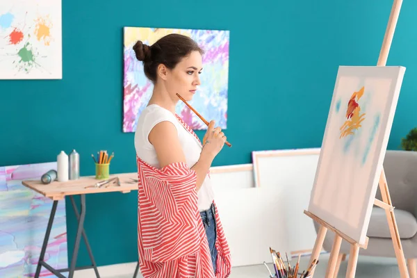 Artista Femenina Esperando Inspiración Taller — Foto de Stock