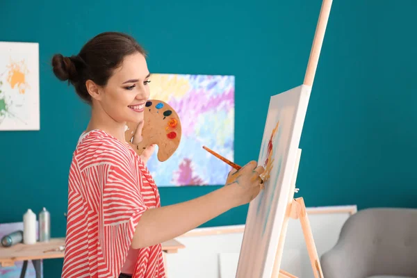 Female Artist Painting Picture Workshop — Stock Photo, Image