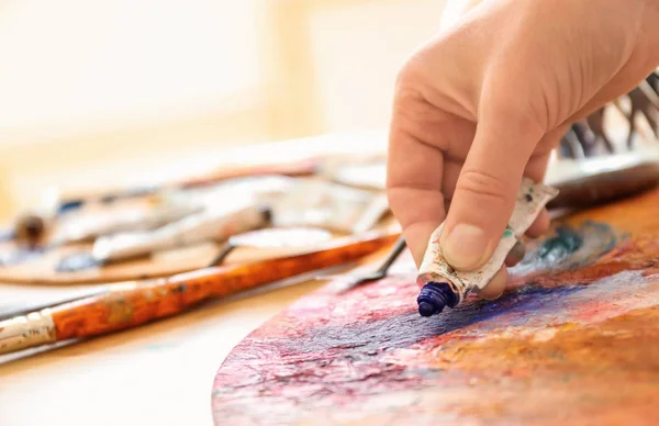 Artista Donna Con Tavolozza Tubo Vernice Laboratorio Primo Piano — Foto Stock