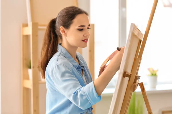 Female Artist Painting Picture Workshop — Stock Photo, Image