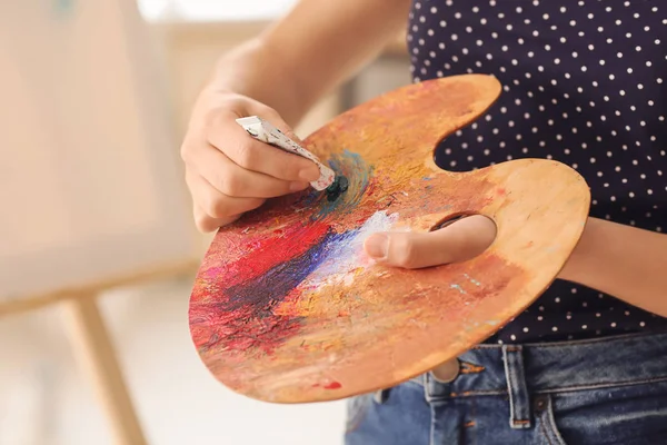 Female Artist Palette Paint Workshop Closeup — Stock Photo, Image