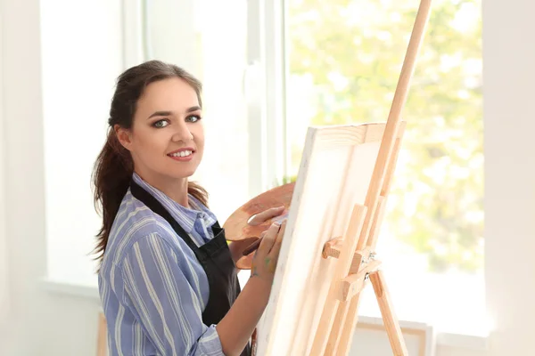 Female Artist Painting Picture Workshop — Stock Photo, Image