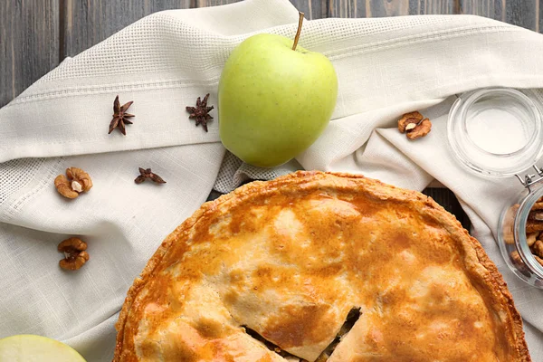 Leckerer Hausgemachter Apfelkuchen Auf Dem Tisch — Stockfoto