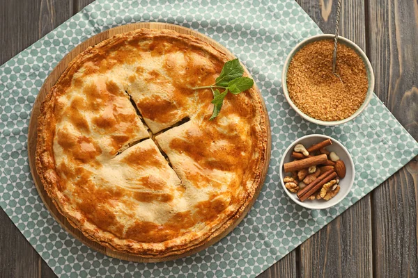 Sabroso Pastel Manzana Casero Con Canela Nueces Azúcar Mesa Madera — Foto de Stock