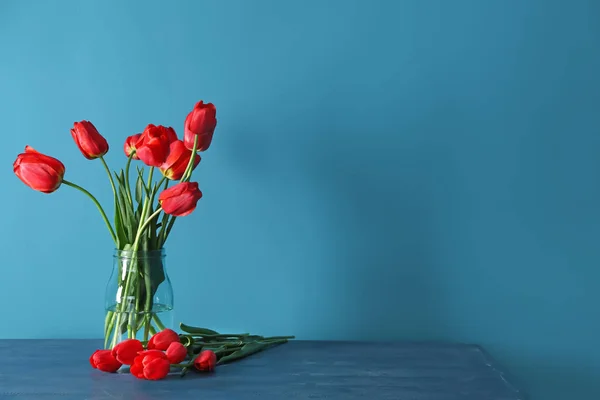 Vaas Met Prachtige Tulpen Tafel Tegen Een Achtergrond Met Kleur — Stockfoto