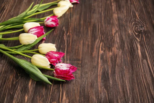Красивые Тюльпаны Деревянном Фоне — стоковое фото