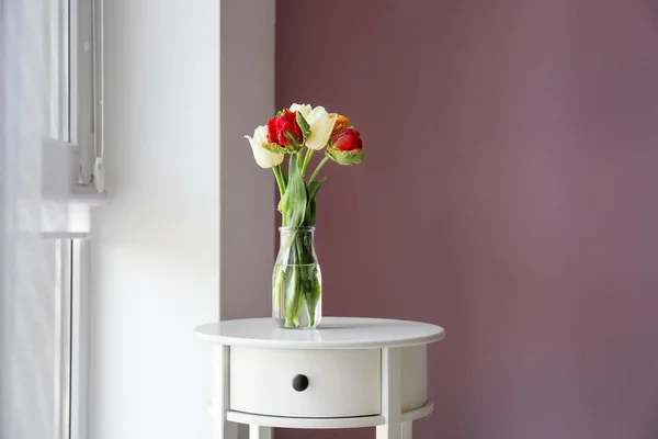 Vase Mit Schönen Tulpen Auf Dem Tisch Drinnen — Stockfoto