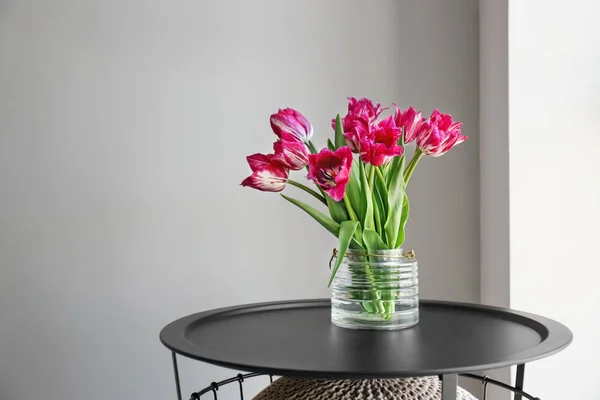 Vase Beautiful Tulips Table Grey Wall — Stock Photo, Image