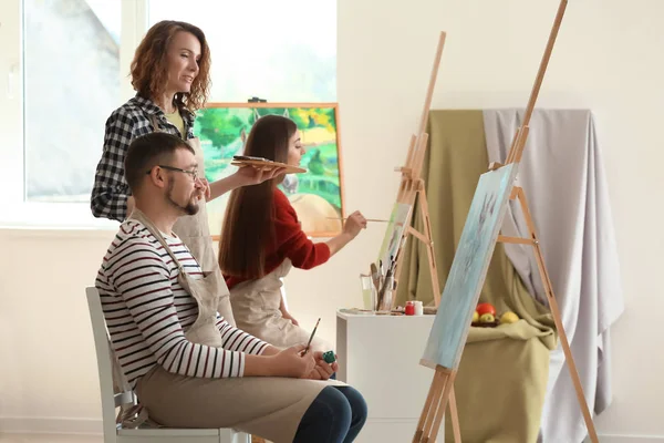 Lehrerin Hilft Ihrer Schülerin Malerunterricht — Stockfoto