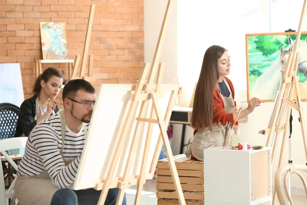 Grupo Personas Durante Las Clases Escuela Pintores — Foto de Stock