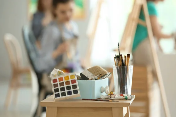 Mesa Con Pinturas Herramientas Taller Del Artista — Foto de Stock