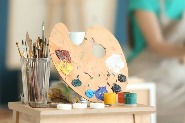 Table Avec Palette Peinture Outils Dans Atelier Artiste — Photo