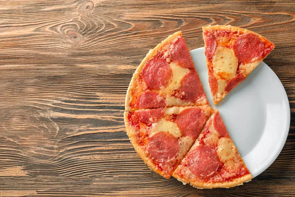 Plate Pieces Pepperoni Pizza Table — Stock Photo, Image