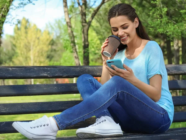 Beautiful Young Woman Resting Park Cup Coffee Mobile Phone — Stock Photo, Image