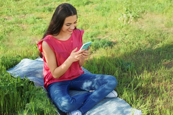 Beautiful Young Woman Mobile Phone Resting Park — Stock Photo, Image