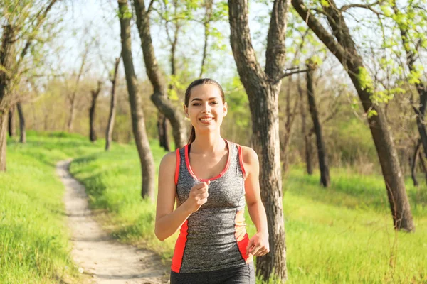 Giovane Donna Sportiva Che Corre Nel Parco — Foto Stock