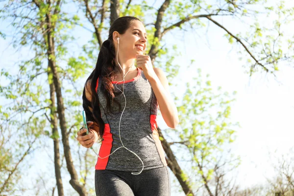 Sportif Genç Kadın Parkta Çalıştırırken Müzik — Stok fotoğraf