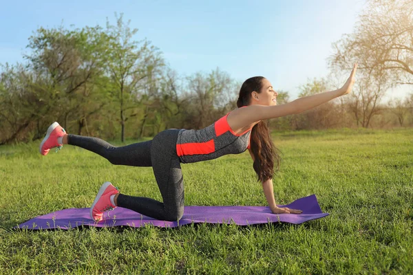 Pratik Yoga Park Sportif Genç Kadın — Stok fotoğraf