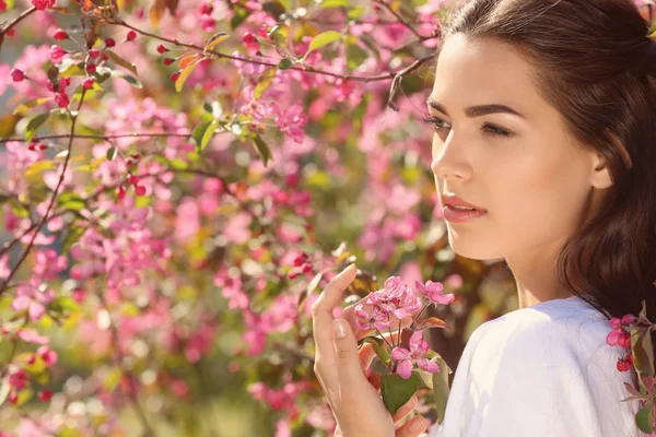Güzel Genç Kadının Yanına Park Bahar Gününde Çiçek Açan Ağaç — Stok fotoğraf