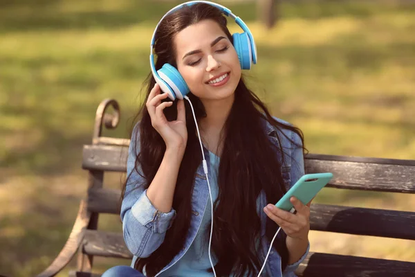 Belle Jeune Femme Écoute Musique Tout Reposant Dans Parc — Photo