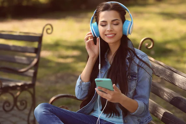 Hermosa Joven Escuchando Música Mientras Descansa Parque —  Fotos de Stock