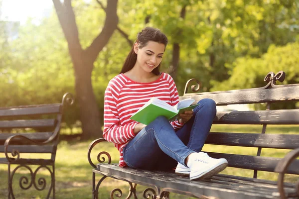 Mulher Bonita Descansando Parque Com Livro — Fotografia de Stock