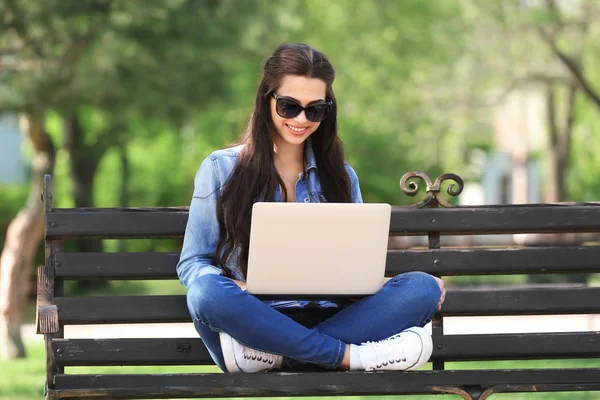 Belle Jeune Femme Repos Dans Parc Avec Ordinateur Portable — Photo