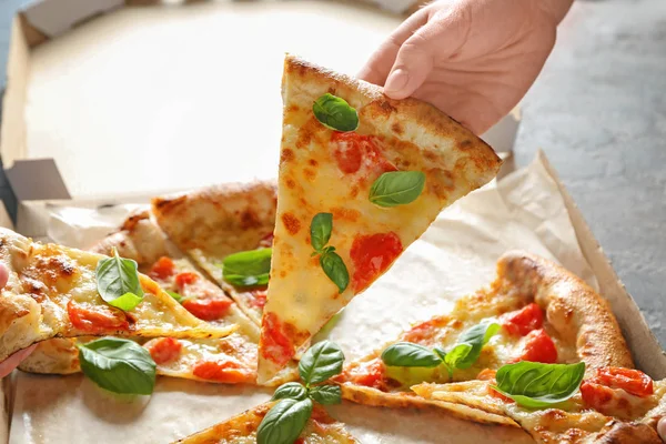 Giovane Donna Che Prende Fetta Deliziosa Pizza Margherita Dalla Scatola — Foto Stock