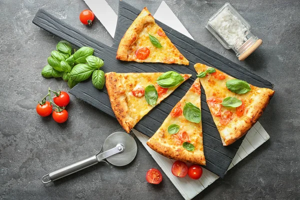 Lezzetli Pizza Margherita Gri Arka Plan Üzerinde Dilim Ile Kompozisyon — Stok fotoğraf