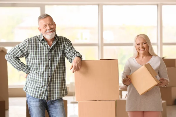 Coppia Matura Con Scatole Mobili Nella Nuova Casa — Foto Stock