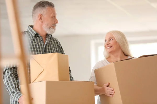 Coppia Matura Con Scatole Mobili Nella Nuova Casa — Foto Stock