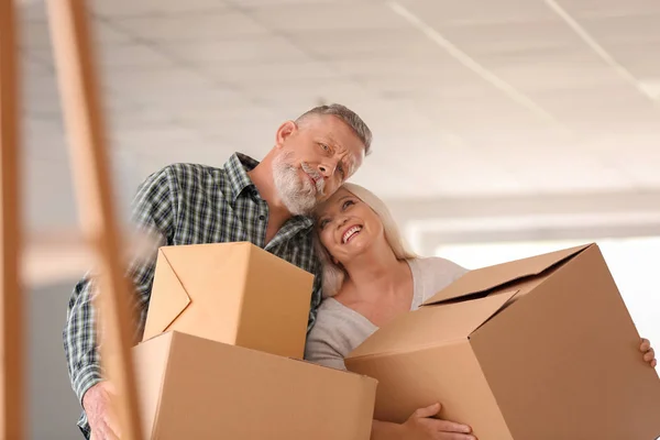 Ouder Paar Met Verhuisdozen Nieuwe Thuis — Stockfoto
