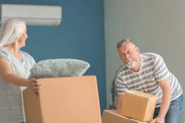 Coppia Matura Con Scatole Mobili Nella Nuova Casa — Foto Stock