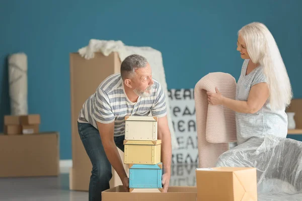 Coppia Matura Con Scatole Mobili Nella Nuova Casa — Foto Stock