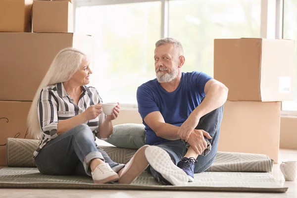 Coppia Matura Con Effetti Personali Seduti Moquette Bere Casa Trasferirsi — Foto Stock